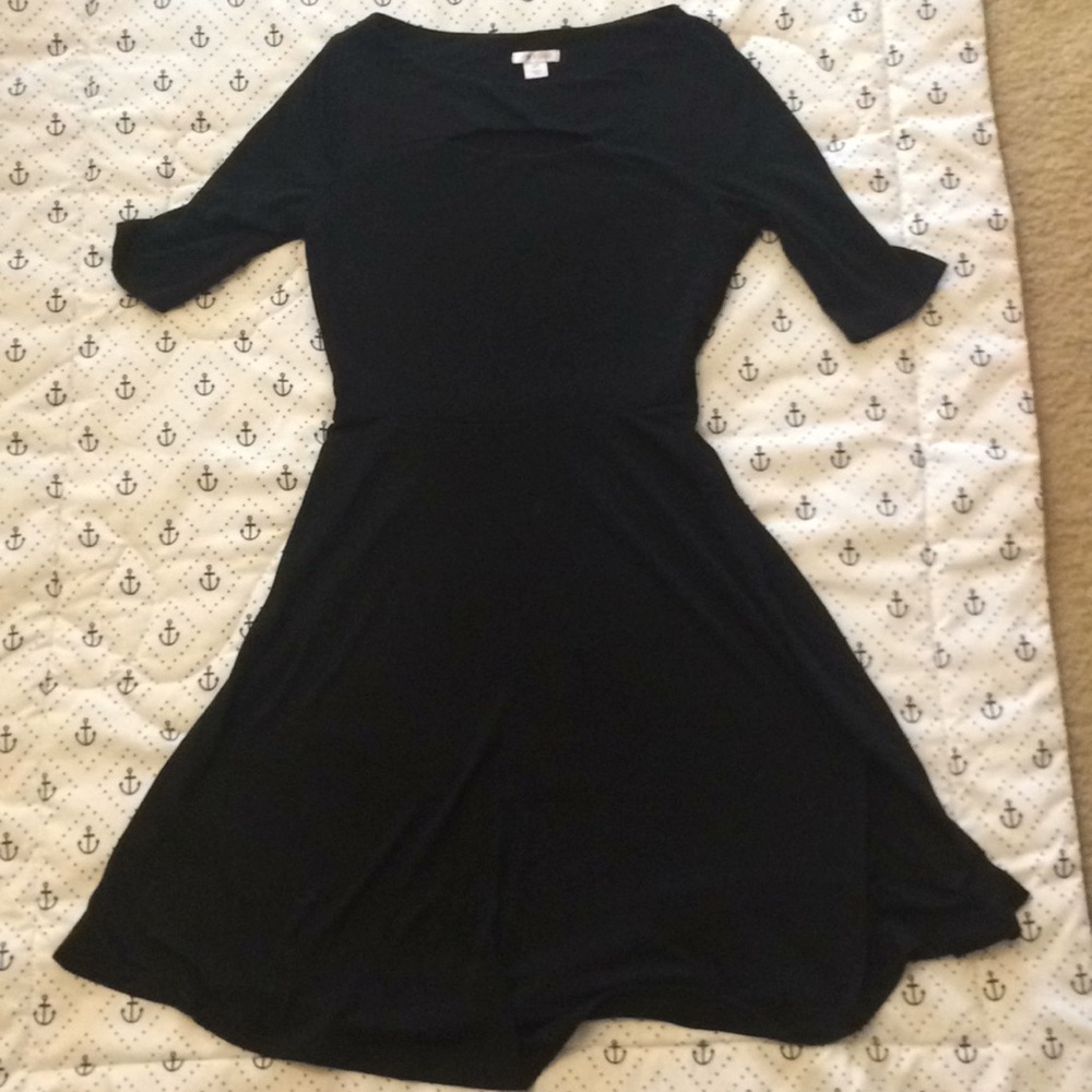 Cute black dress Small keyhole detail